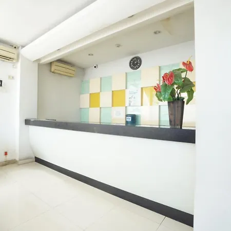 Townhouse Oak Hotel Niaga Surabaya-2